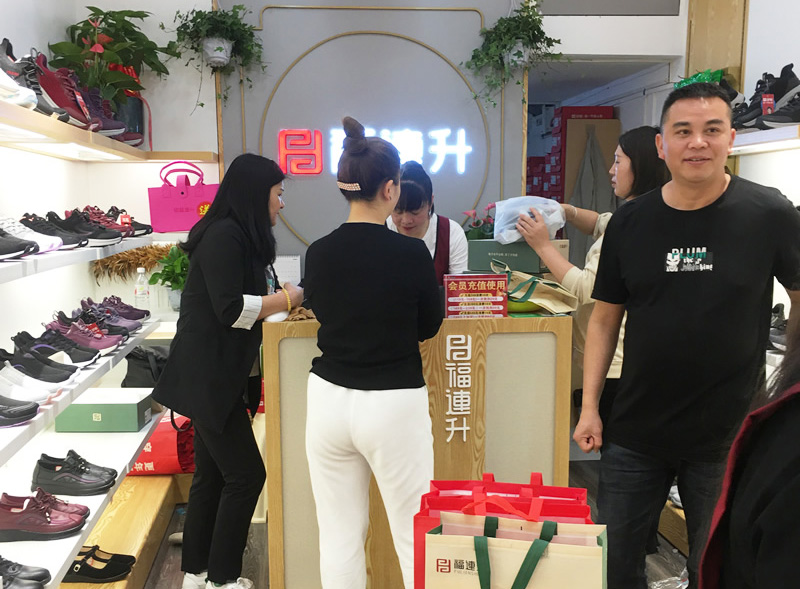 鞋店如何通過“鞋子以舊換新”的活動(dòng)盈利？
