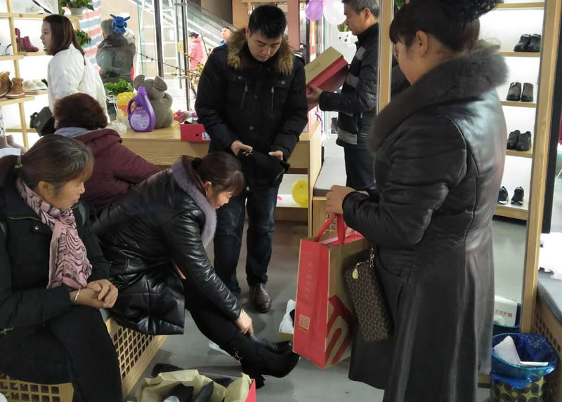 賀：福連升老北京布鞋四川內(nèi)江萬達金街店正式開業(yè)！