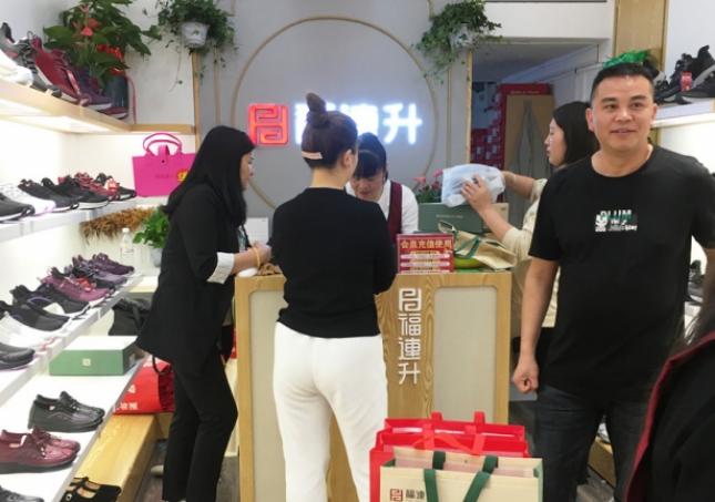 鞋店如何通過“鞋子以舊換新”的活動盈利？